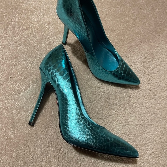 Fergie metallic blue pumps heels - Picture 3 of 4